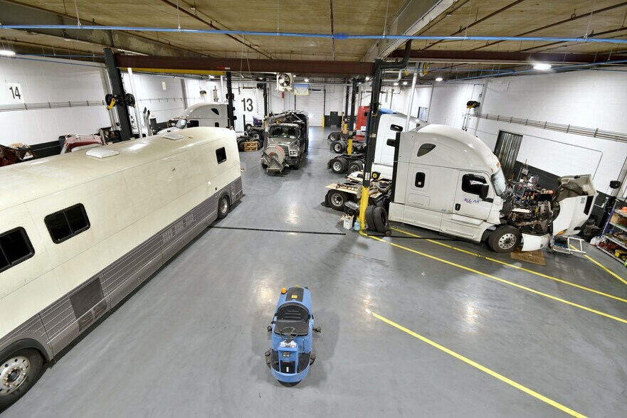 More Photos Of 6363 W 73rd St, Bedford Park Manufacturing For Lease