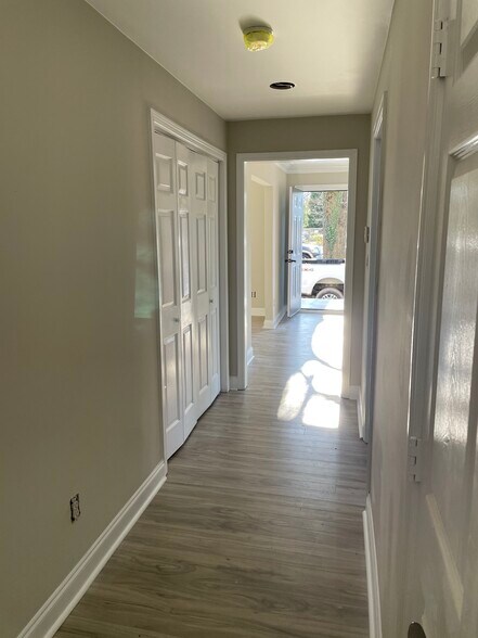 More Photos Of 1508 Remount Rd, Charlotte Showroom For Lease