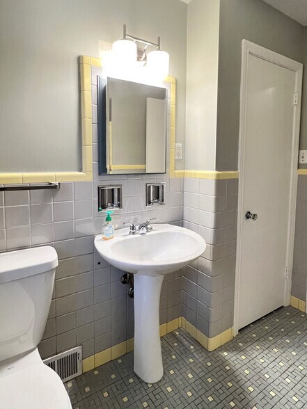 More Photos Of 5421 Howard, Skokie Office For Lease