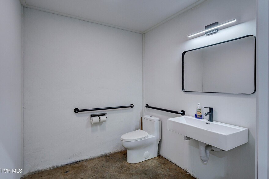 More Photos Of 331 W Walnut St, Johnson City Flex For Sale