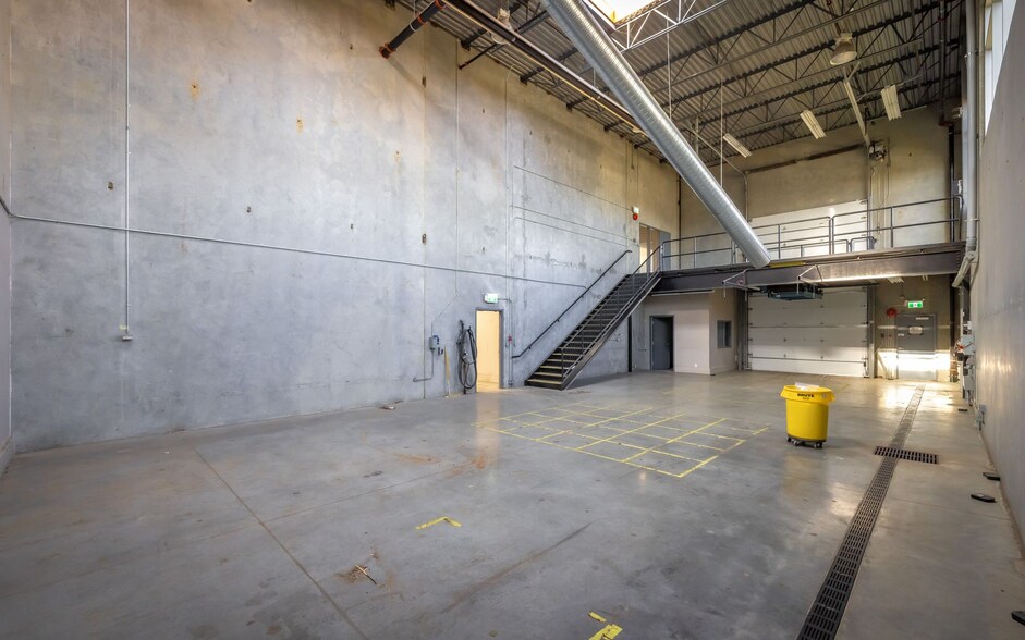 More Photos Of 5465 Production Blvd, Surrey Service For Lease