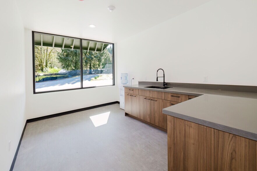 More Photos Of 3649 Frontage Rd, Port Orchard Office For Lease