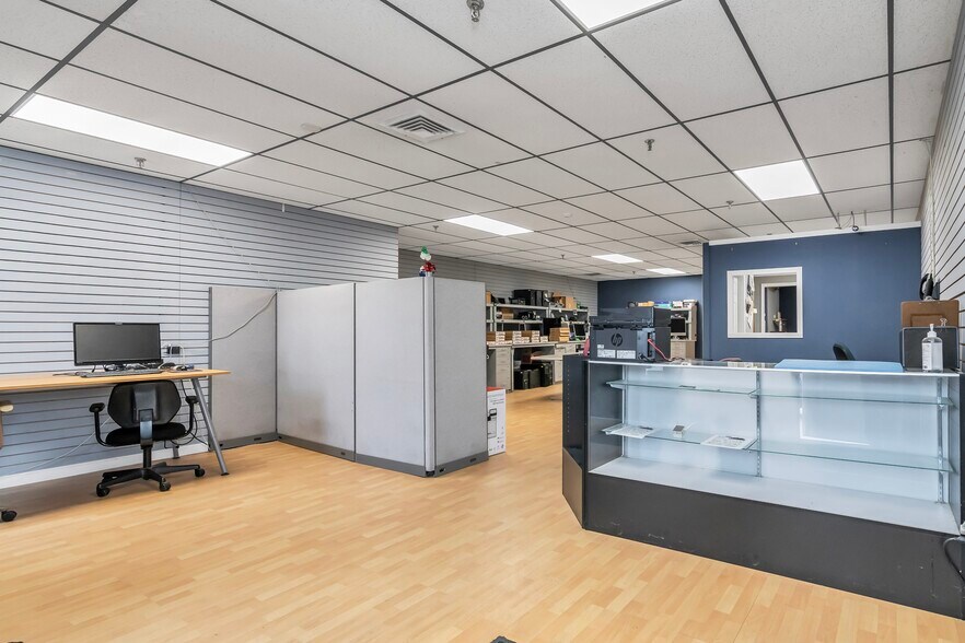 More Photos Of 1794 Bridge St, Dracut Storefront For Sale