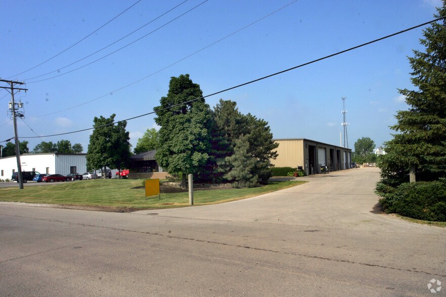 More Photos Of 28846 N Nagel Ct, Lake Bluff Warehouse For Lease