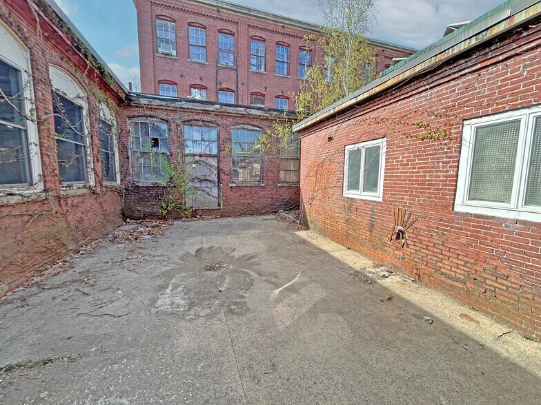 More Photos Of 865 Islington St, Portsmouth Loft Creative Space For Lease