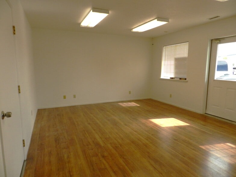 More Photos Of 3045 Aerotech Pky, Montrose Warehouse For Lease