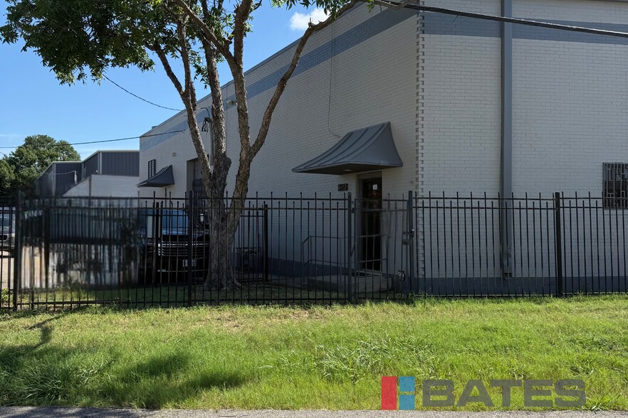 More Photos Of 4802 Memphis St, Dallas Warehouse For Lease