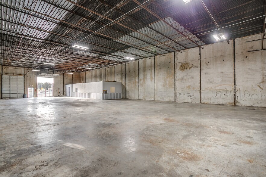 More Photos Of 1008 E 11th St, Fort Worth Warehouse For Lease