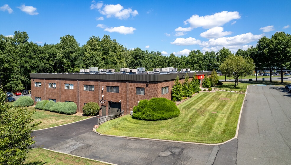 More Photos Of 40 Ramland Rd, Orangeburg Office For Lease
