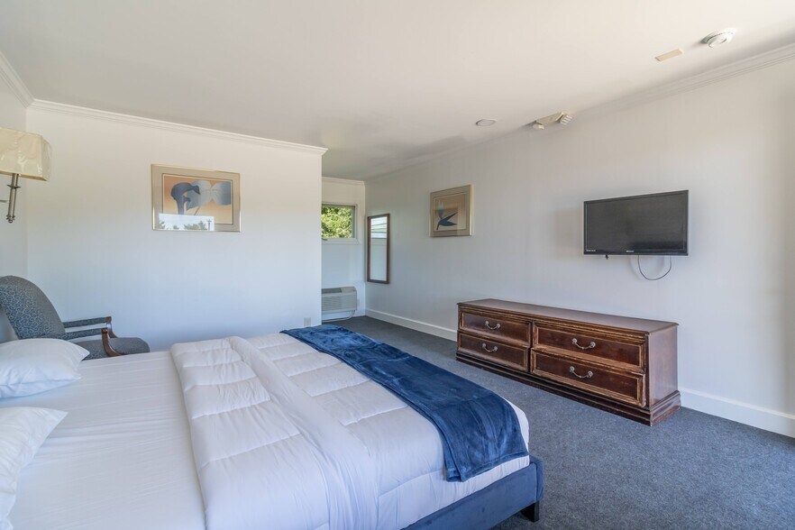 More Photos Of 196 US Route 1, Bucksport Hotel For Sale