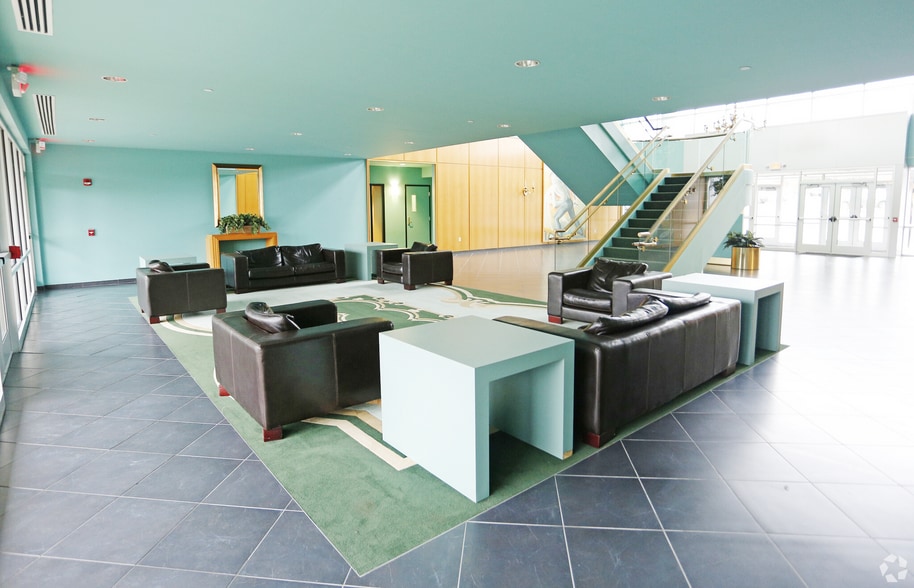 More Photos Of 300-310 Seven Fields Blvd, Seven Fields Office For Lease