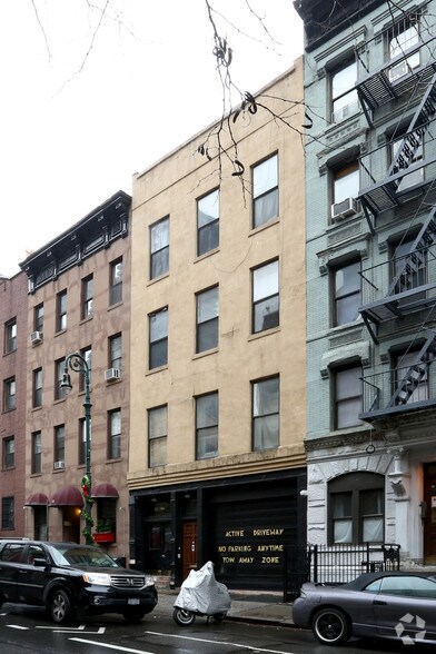 More Photos Of 417 W 44th St, New York Apartments For Lease