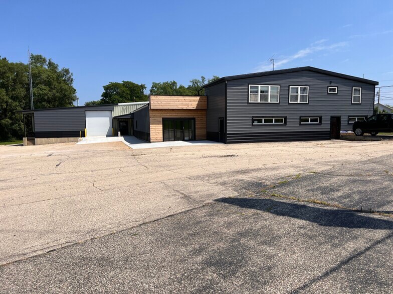 Primary Photo Of 1411 New Pinery Rd, Portage Showroom For Lease