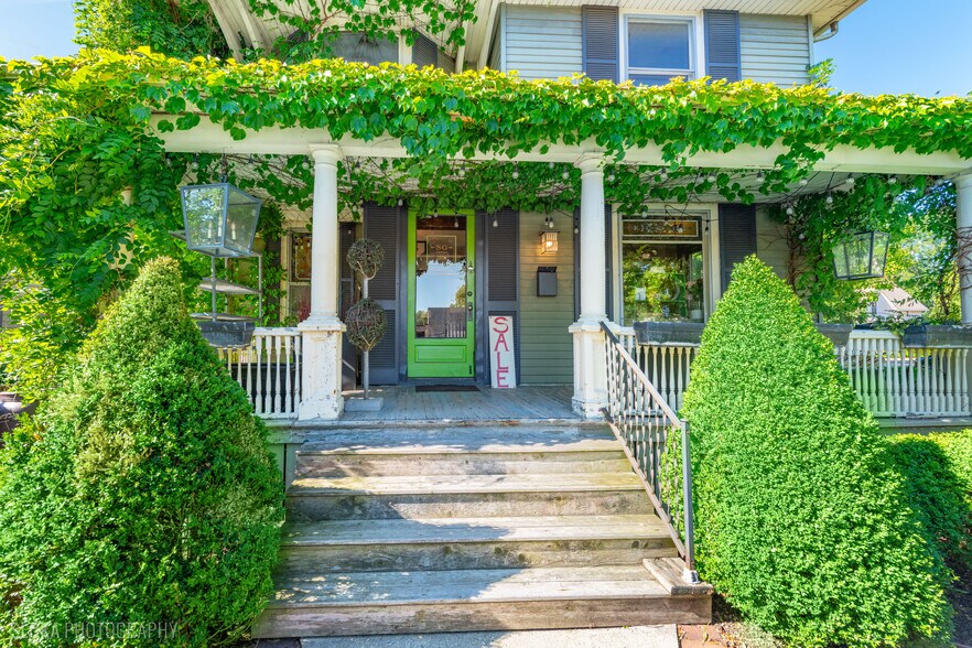 More Photos Of 428 W State St, Geneva Freestanding For Lease