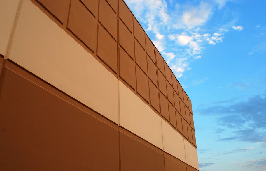 More Photos Of 4131-4163 109th St, Urbandale Research And Development For Lease