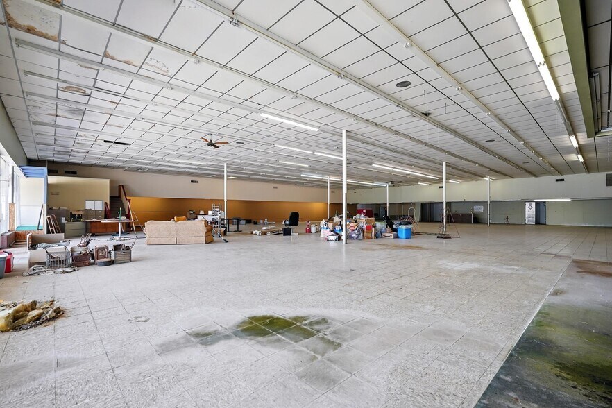 More Photos Of 500-511 E Broadway St, Sweetwater Storefront For Sale