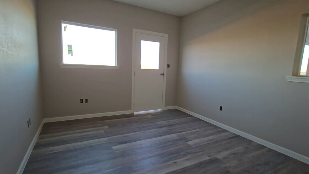More Photos Of 6404 FM 1715 F, Lampasas Flex For Lease
