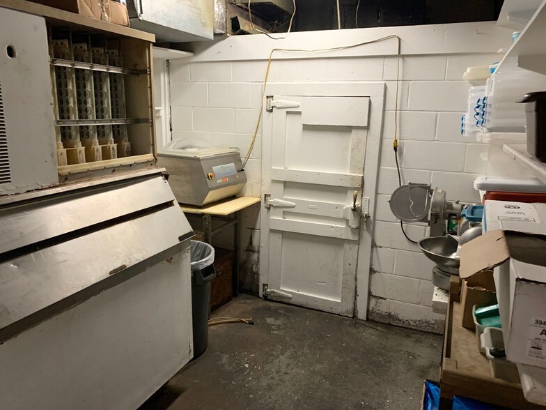 More Photos Of 121 W 1st St, Hershey Restaurant For Sale