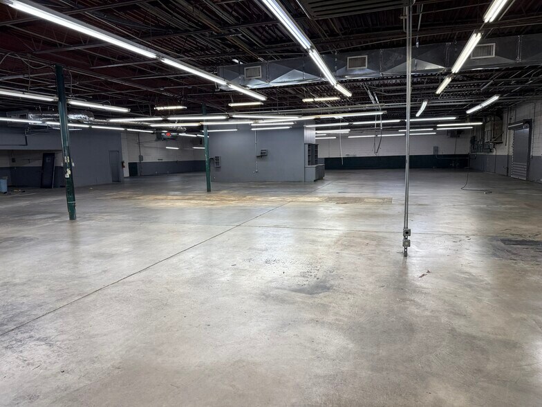 More Photos Of 4150 E 43rd St, North Little Rock Flex For Lease