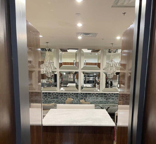 More Photos Of 1330 Turtle Creek Blvd, Dallas Distribution For Lease