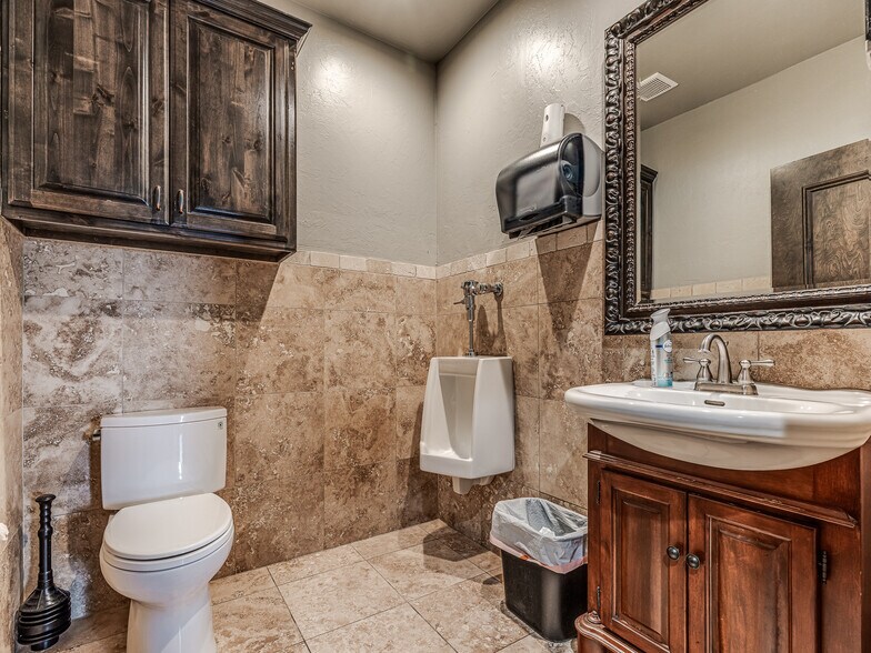 More Photos Of 209 NW 132nd St, Oklahoma City Industrial For Sale