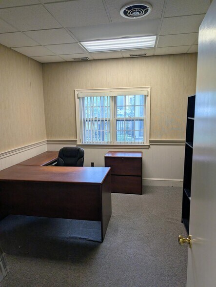 More Photos Of 565 Newark Pompton Tpke, Pompton Plains Office For Lease