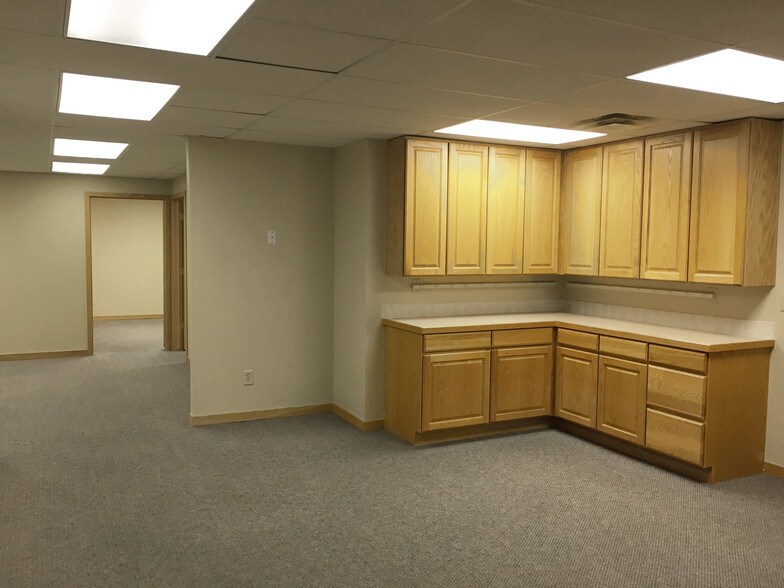 More Photos Of 1204 W Ash St, Windsor Office For Lease