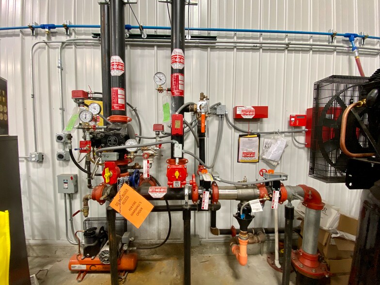 More Photos Of 100 Brakeshoe Ct, East Moline Warehouse For Lease