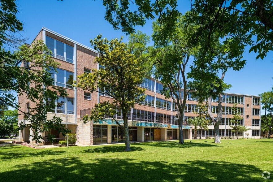 More Photos Of 205 E University Ave, Georgetown Office For Sale