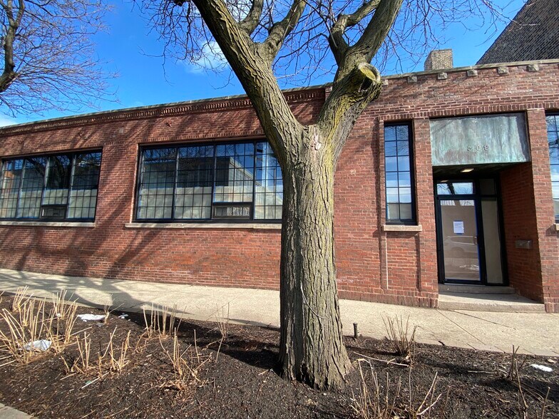 More Photos Of 309-319 N Justine St, Chicago Showroom For Lease