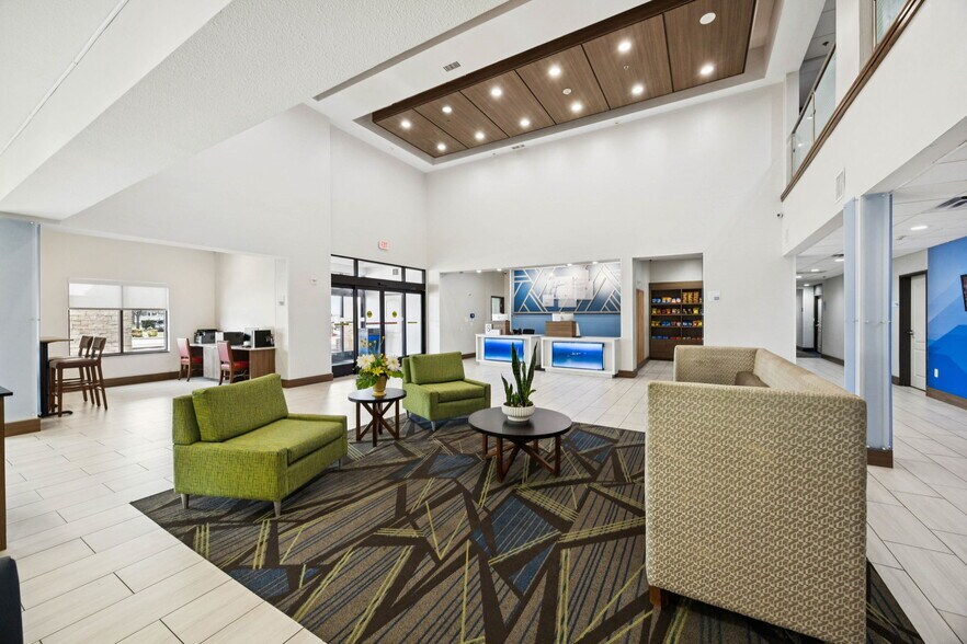 More Photos Of 8703 E R L Thornton Fwy, Dallas Hotel For Sale