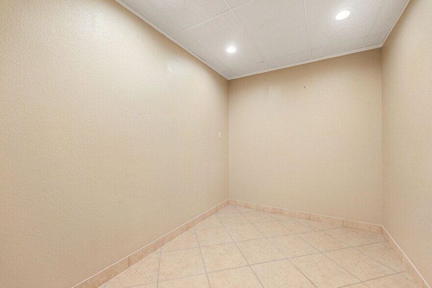 More Photos Of 130 W San Augustine St, Deer Park Office For Sale