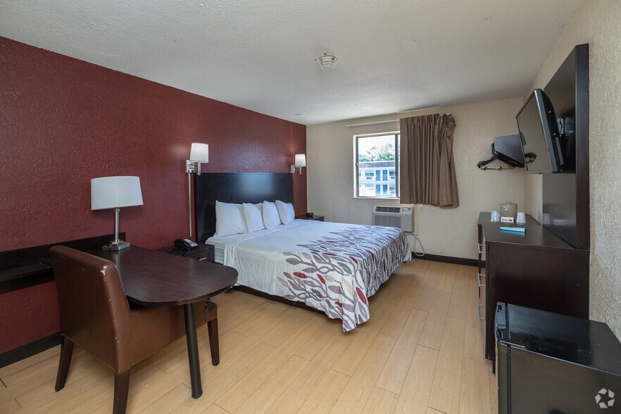 More Photos Of 10901 Harts Rd, Jacksonville Hotel For Sale