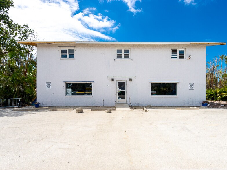 More Photos Of 905 Fitzhugh St, Sanibel Freestanding For Sale