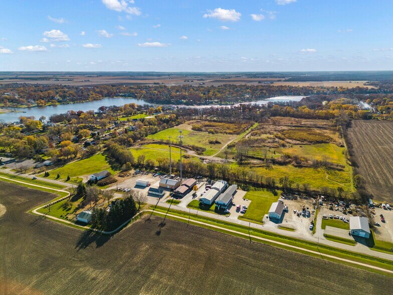 More Photos Of 645 E Lasalle St, Somonauk Showroom For Lease