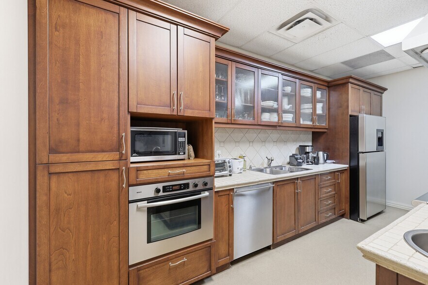 More Photos Of 8905 Boul Henri-Bourassa O, Saint-Laurent Showroom For Lease