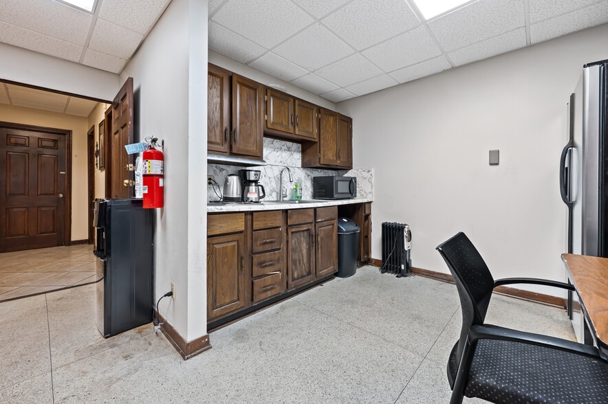 More Photos Of 411 Spencer Hwy, South Houston Auto Dealership For Lease