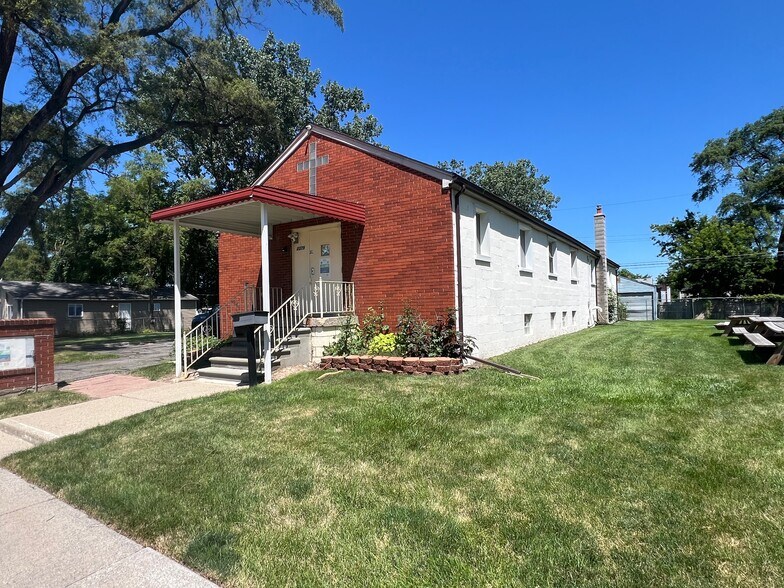 More Photos Of 2379 Emmons Ave, Warren Religious Facility For Lease