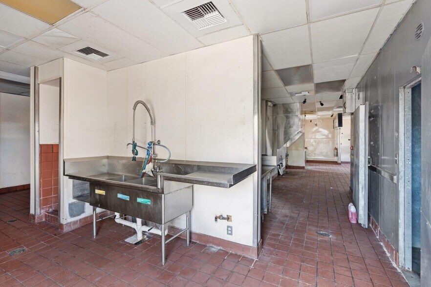 More Photos Of 1721 S Mechanic St, El Campo Fast Food For Sale