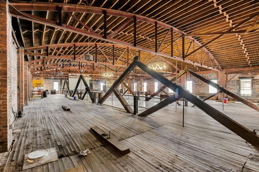 More Photos Of 200 W Benson St, Anderson Bar For Lease