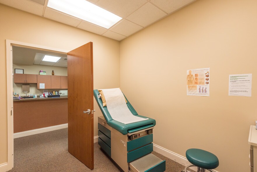 More Photos Of 897 Von Kolnitz Rd, Mount Pleasant Medical For Lease