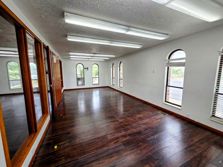 More Photos Of 2649 N Main St, Sunset Office For Sale