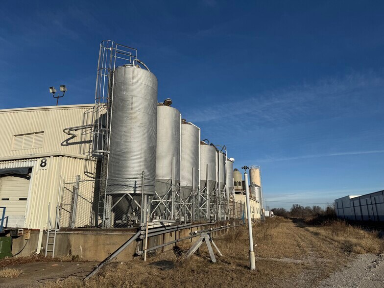 More Photos Of 1618 Lynch Rd, Evansville Warehouse For Sale