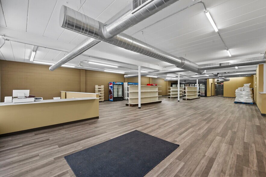 More Photos Of 755 N Snelling Ave N, Saint Paul Storefront For Lease