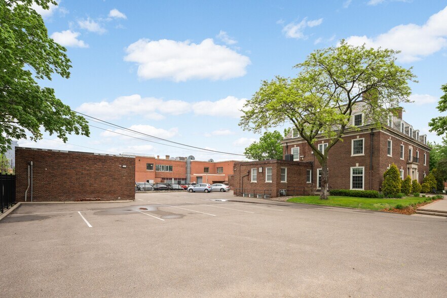 More Photos Of 2318 Park Ave, Minneapolis Office For Sale
