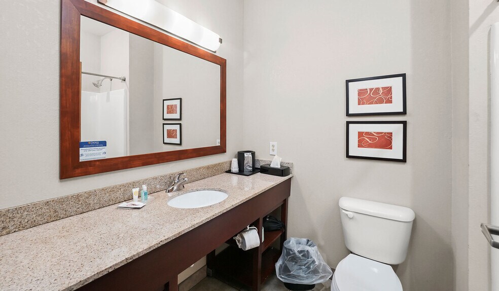 More Photos Of 725 Paradise Ln, Johnson Creek Hotel For Sale