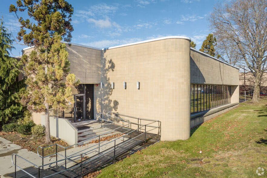 More Photos Of 567-575 N Midland Ave, Saddle Brook Warehouse For Lease