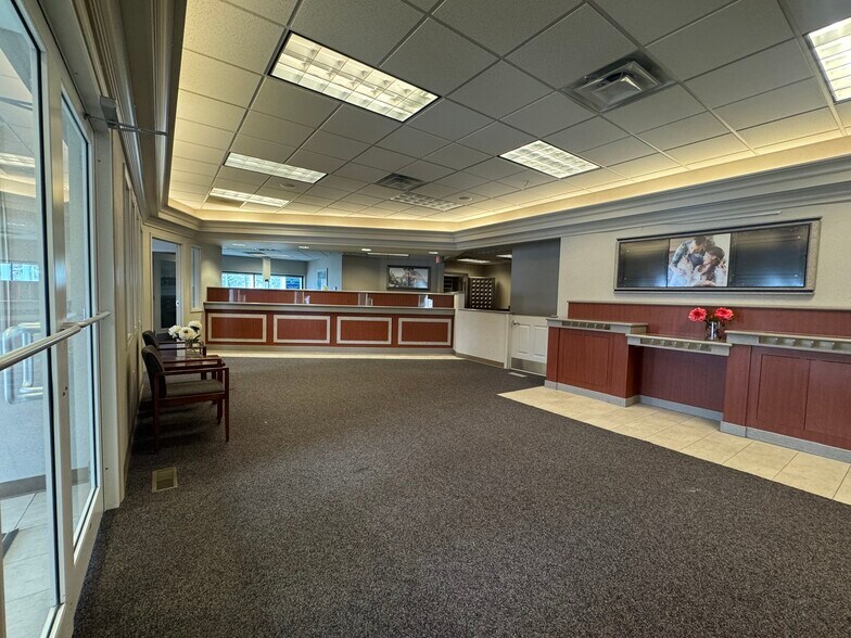 More Photos Of 1412 S Main St, Findlay Bank For Sale