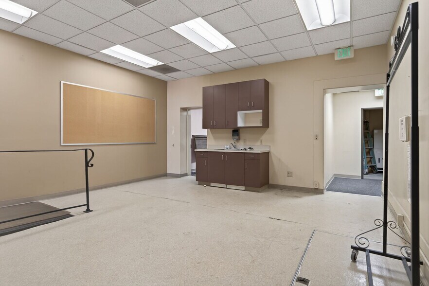 More Photos Of 948 E Main St, Santa Paula Bank For Sale