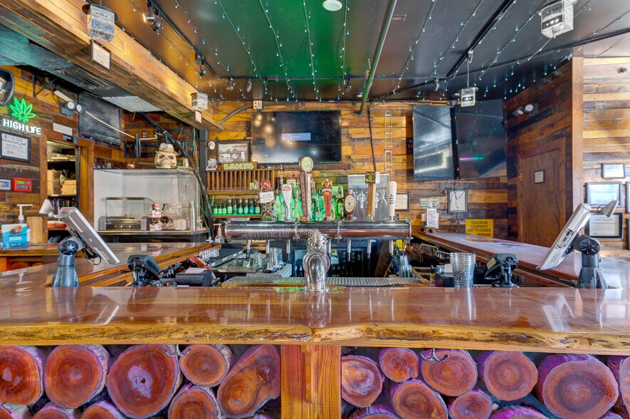 More Photos Of 135 Duval St, Key West Bar For Lease